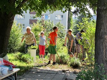 Anwohner beim Arbeitseinsatz